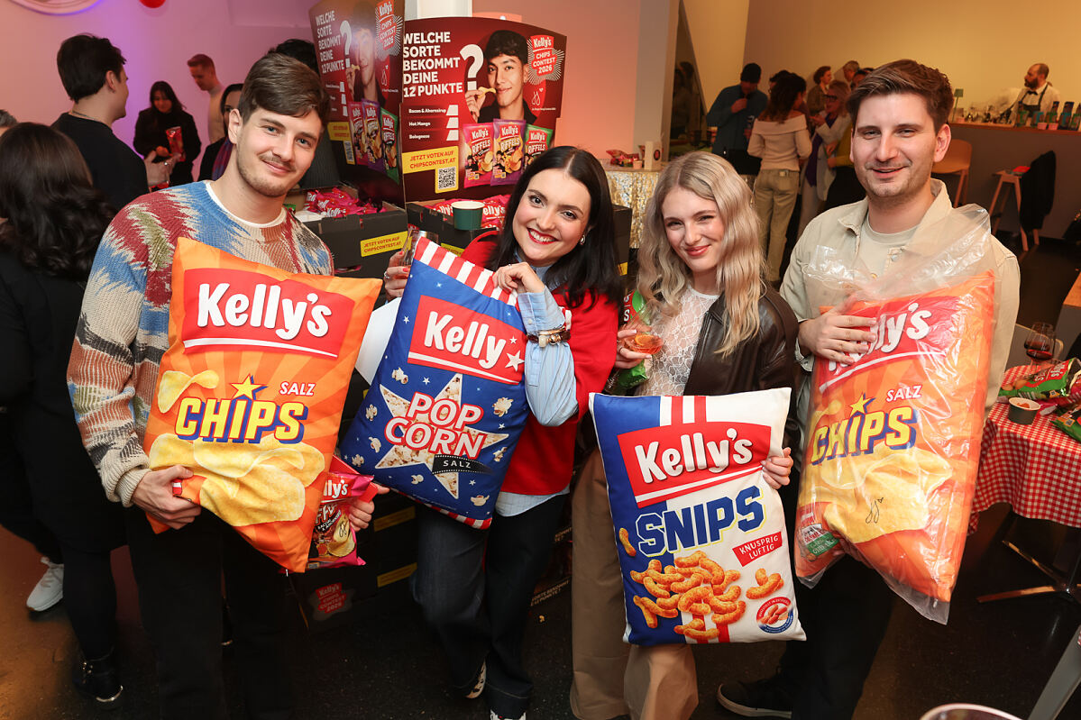 Lisa und Johanna Mikolaschek mit Begleitung