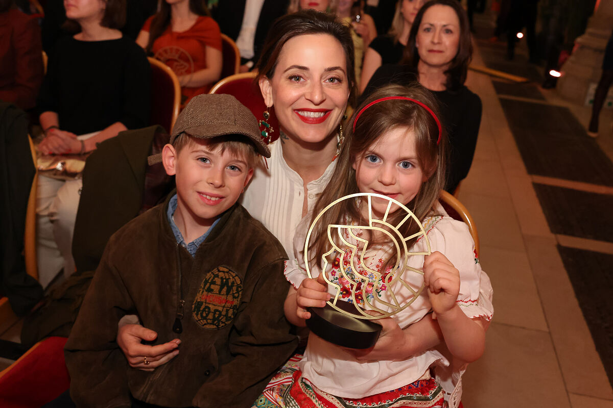 Lena Hoschek im Kreis ihrer Kinder