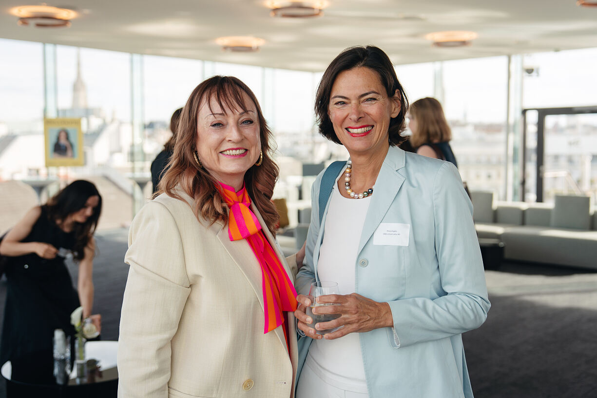 Kristin Hanusch-Linser, Silvia Angelo