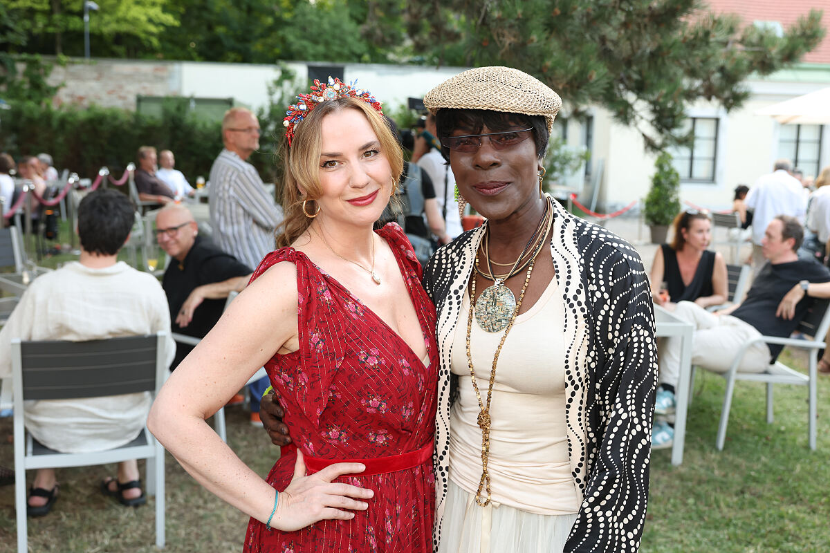 Niki Osl, Dorretta Carter