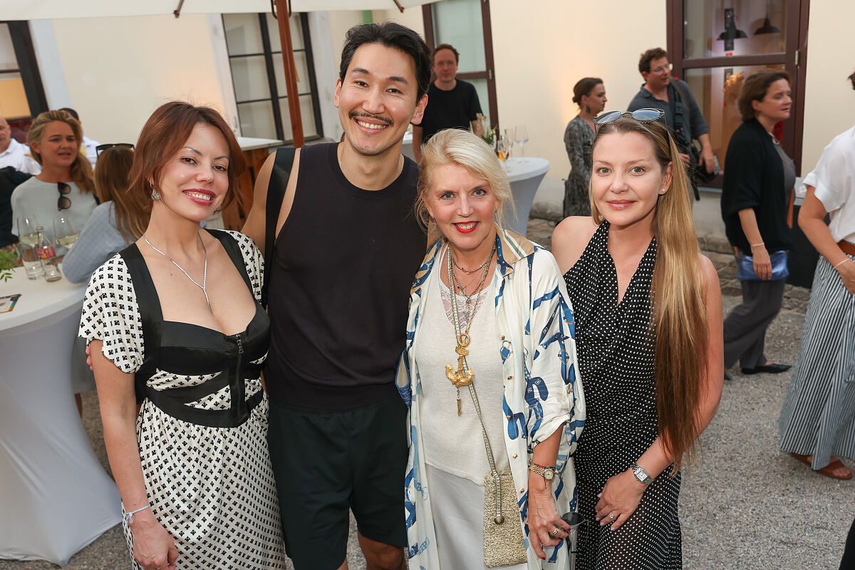 Lisa Konsta, Dorsh Ayushin, Liane Seitz, Olga Chapiro