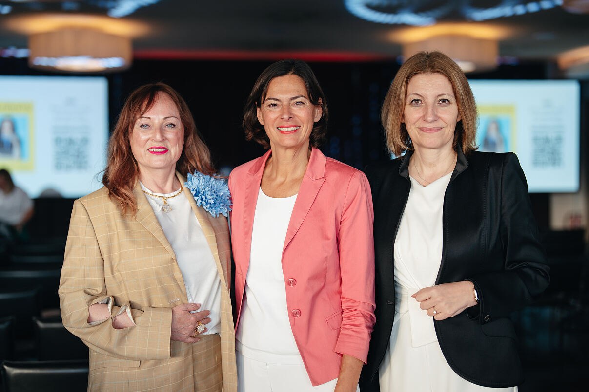 Kristin Hanusch Linser, Sylvia Angelo,