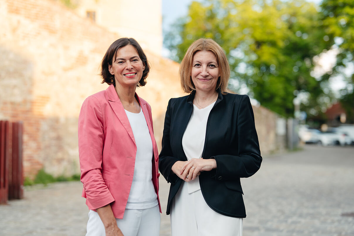 Silvia Angelo, Susanna Zapreva