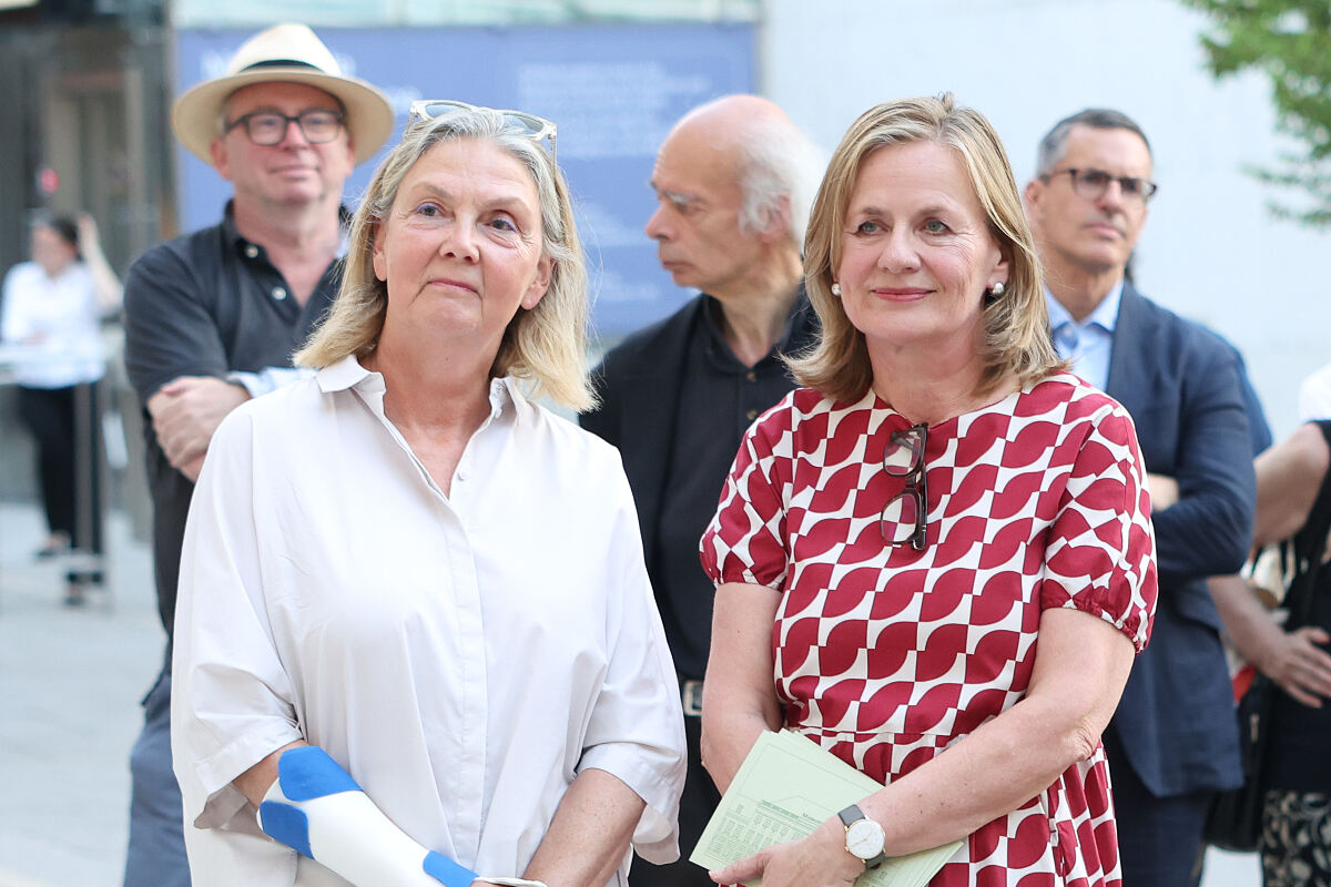 Kathrin Kneissl, Bettina Leidl
