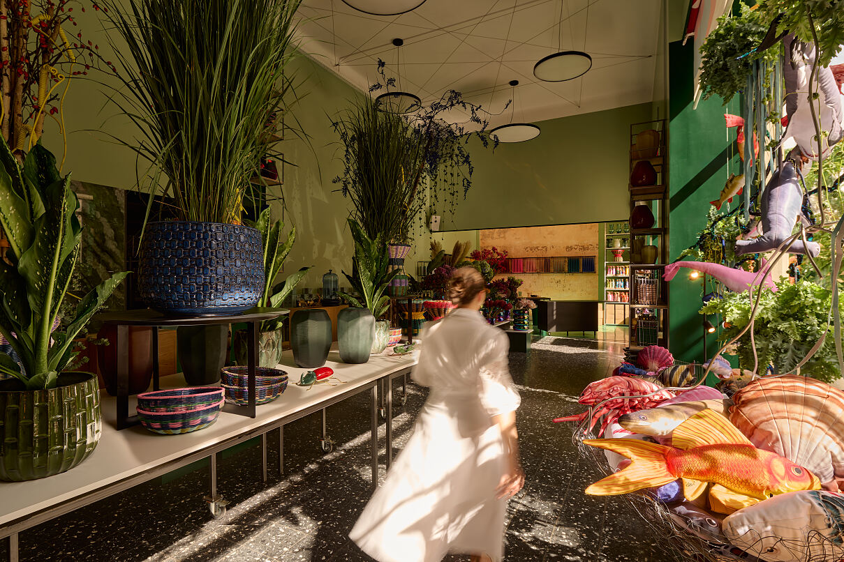 Gefäße, Dekorationen und Schaufenster-Installation
