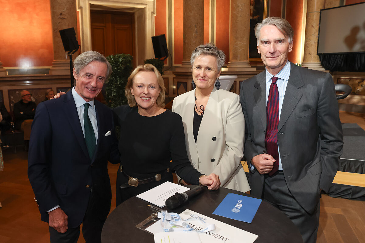 Peter Launsky-Tieffenthal, Hannelore Veit, Vizerektorin Christa Schnabl, Uni-Rektor Sebastian Schütze
