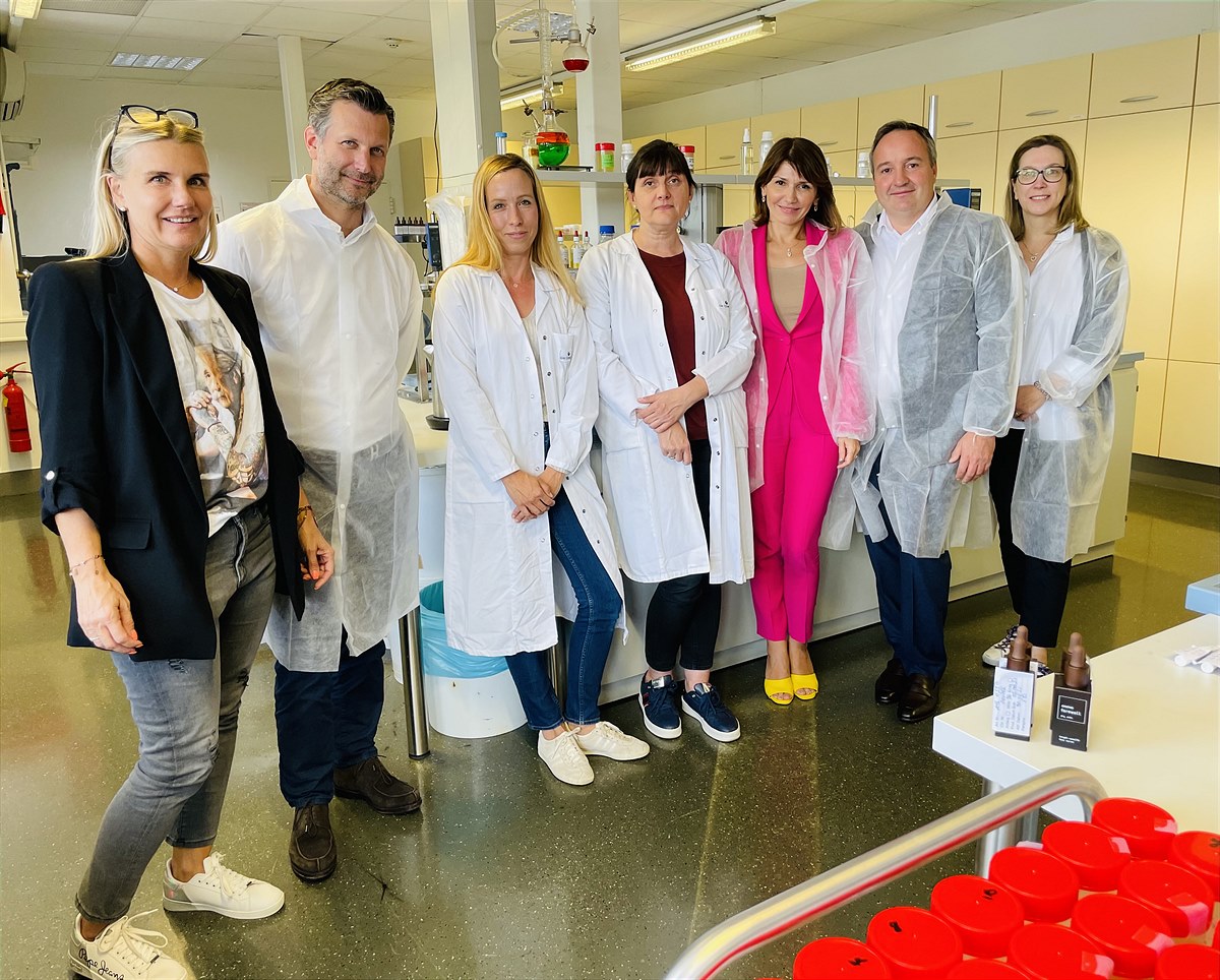 Andrea Weinzierl (GW Cosmetics Private Label), Nikolaus Hofer (Croma-Pharma GmbH), Astrid Waringer (GW Cosmetics Forschung), Sanja Schüle-Kovacic (GW Cosmetics Forschung), Valentina Prinz (YUVELL), Andreas Prinz (Croma-Pharma GmbH), Regina Hofer (YUVELL)