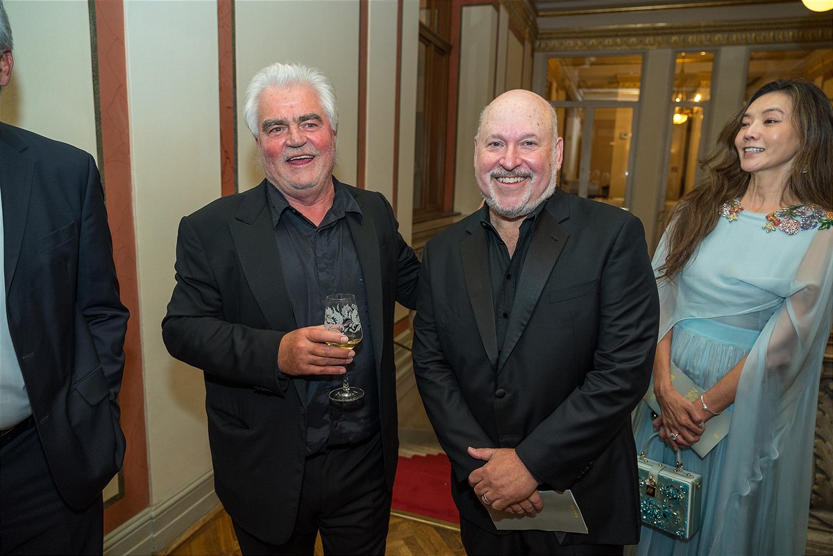 Walter Feucht mit Frank Wildhorn, im Hintergrund Yōka Wao