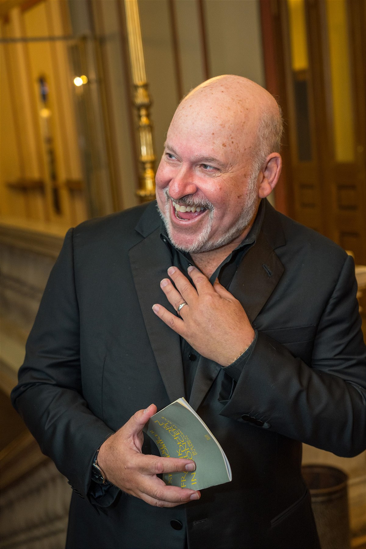 Frank Wildhorn mit Programmheft