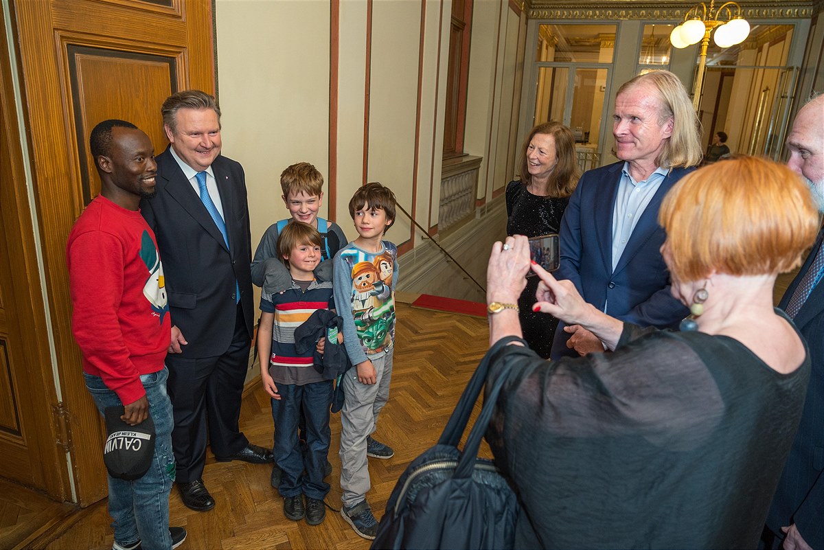 Bürgermeister Dr. Michael Ludwig mit Fans