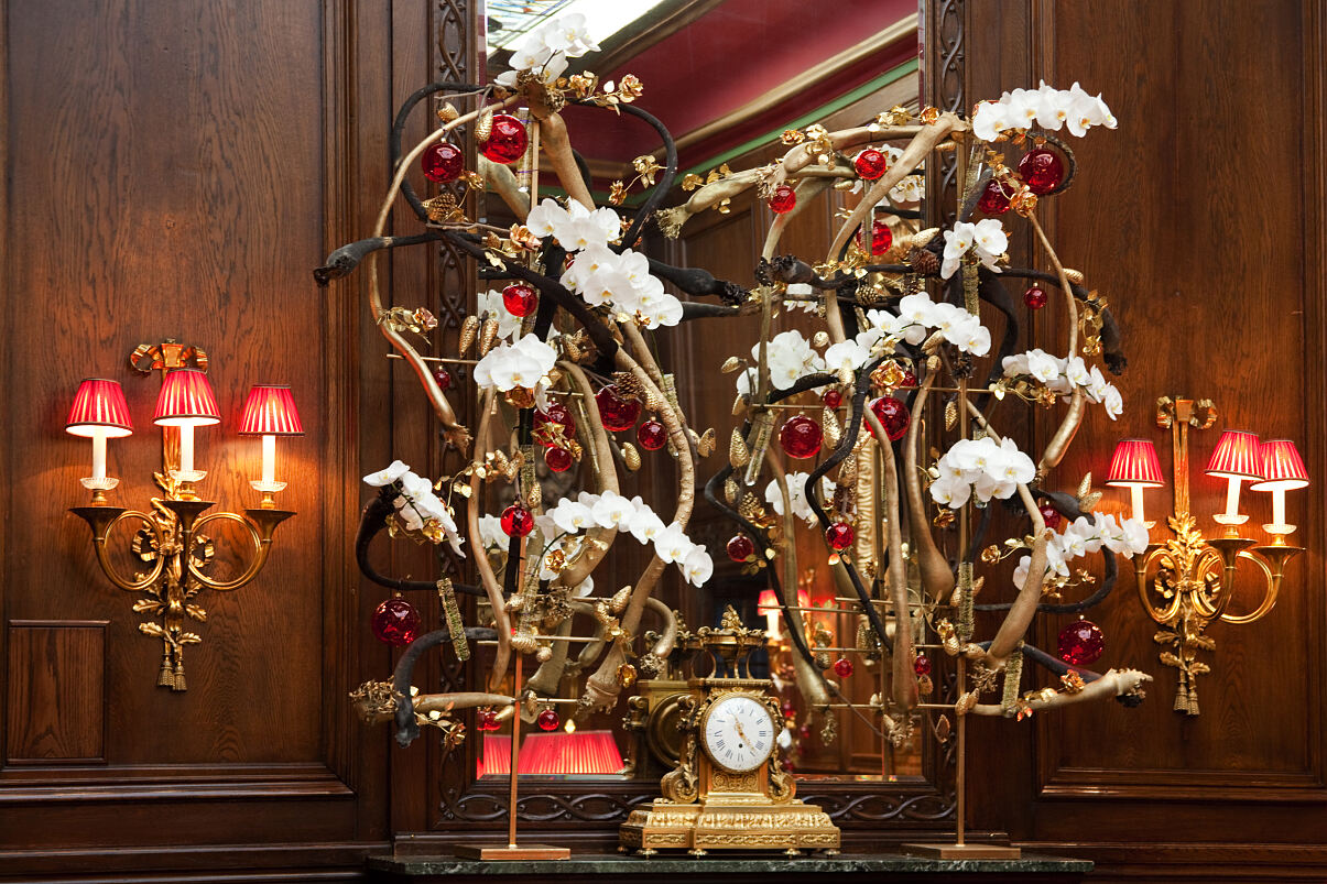 Weihnachtlicher Blumenschmuck auf antikem Mobiliar