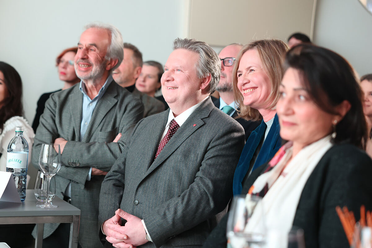 Front Row in guter Laune